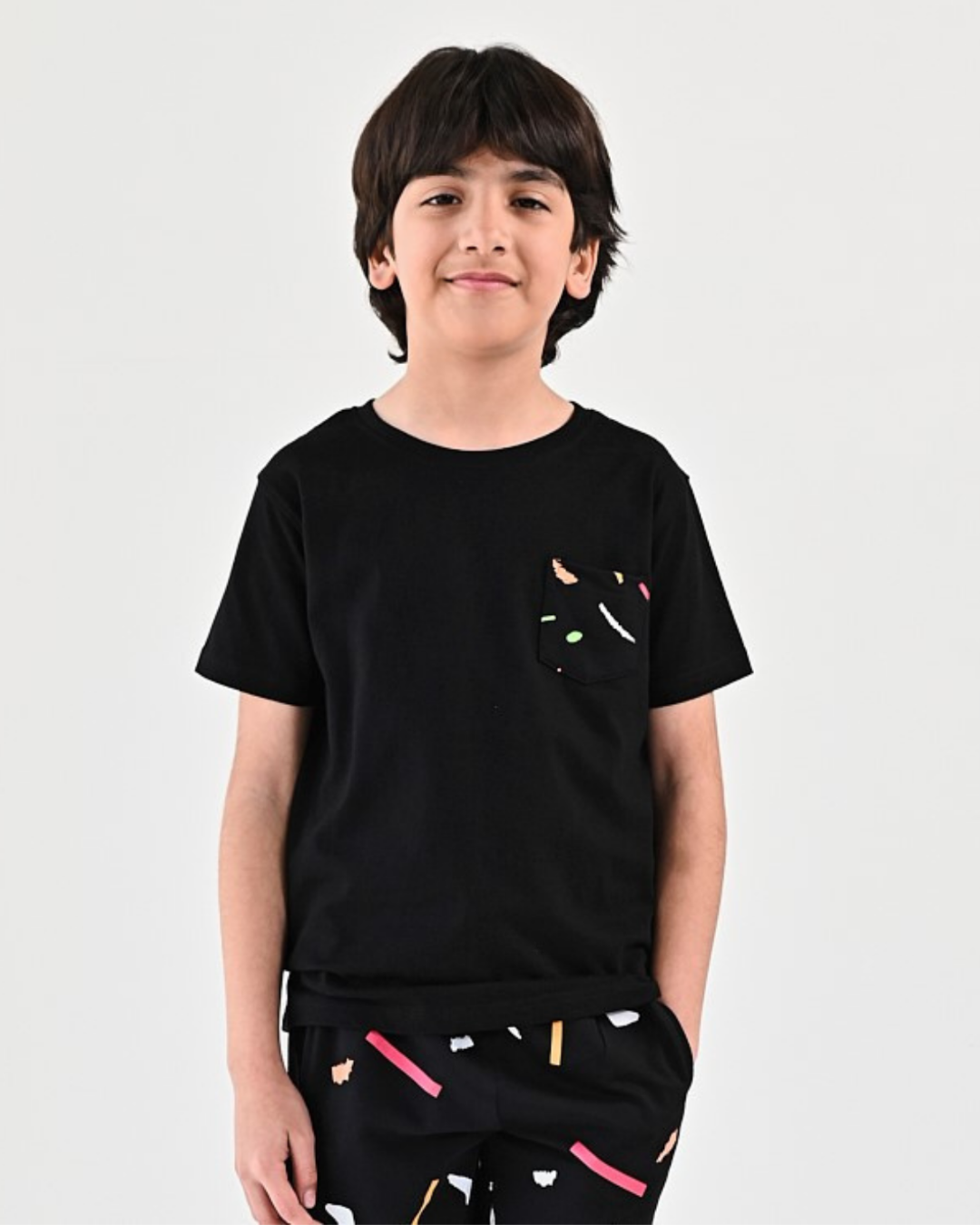 BLACK SOLID TSHIRT WITH ABSTRACT POCKET