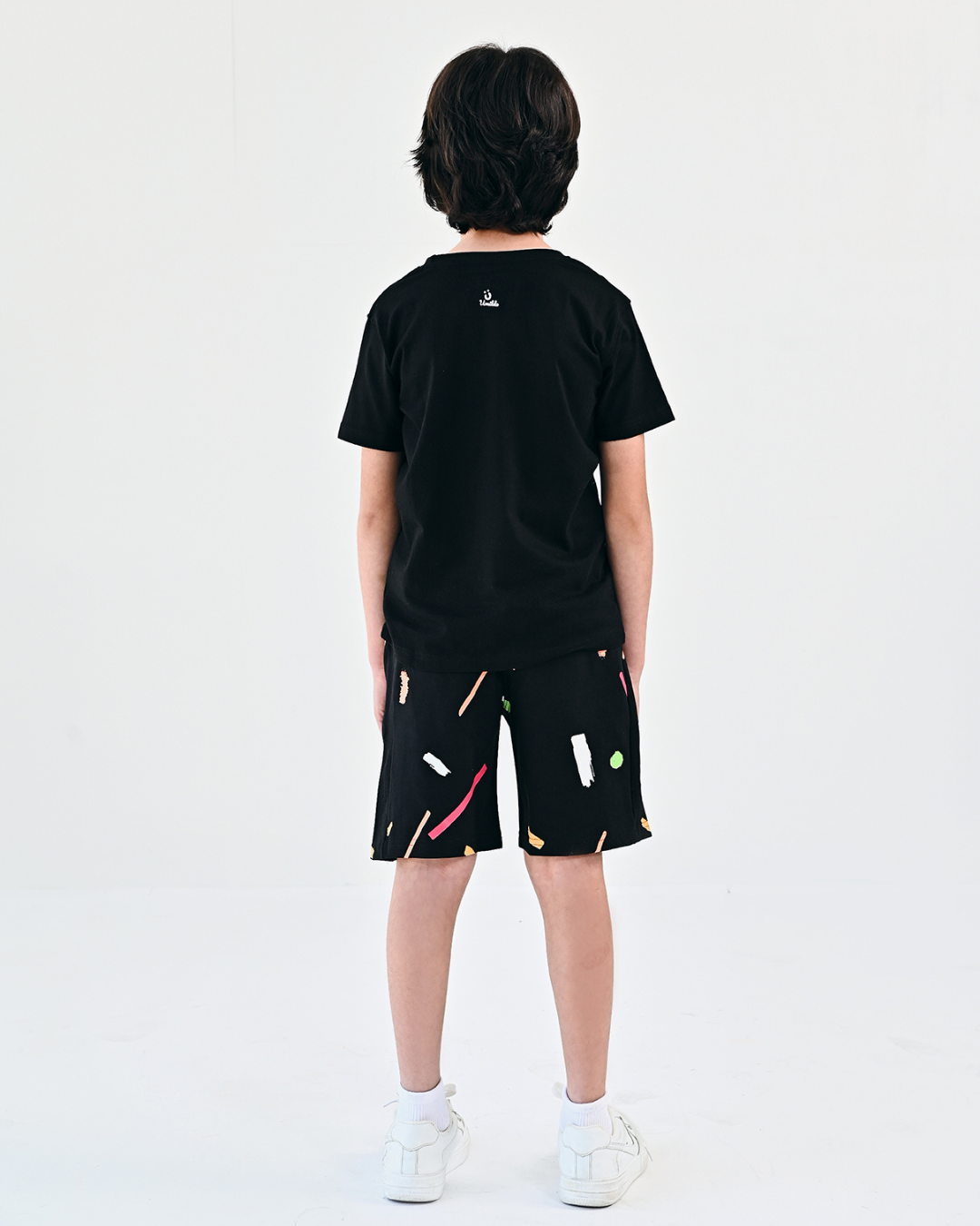 BLACK SOLID TSHIRT WITH ABSTRACT POCKET