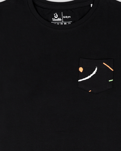 BLACK SOLID TSHIRT WITH ABSTRACT POCKET